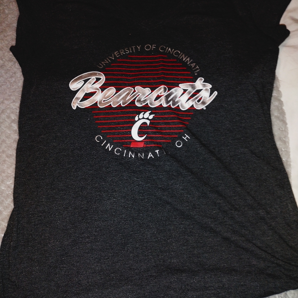 UC ; Bearcats sporty V-NECK soft cotton women's tee, med. GO BEARCATS
